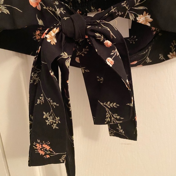 Black floral print cropped tank top. - Picture 4 of 7